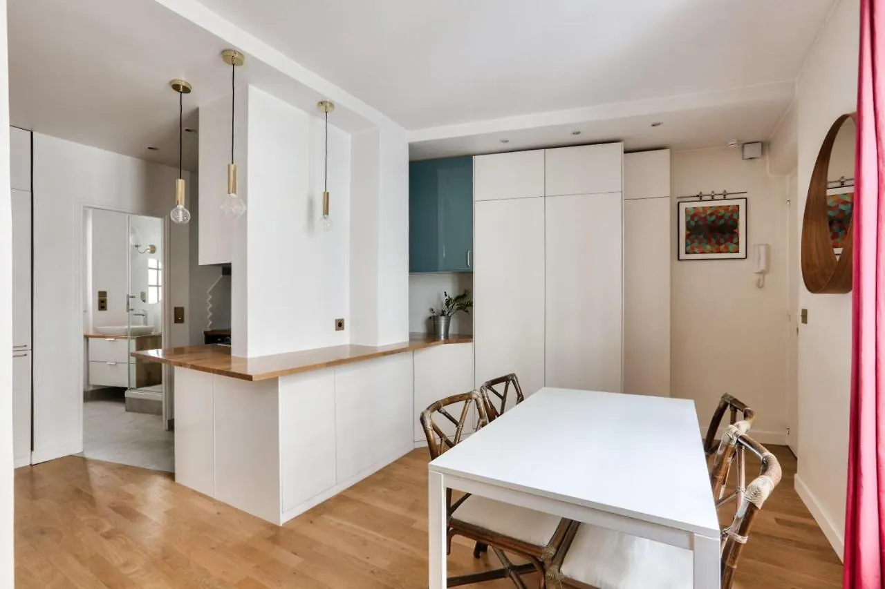 Charming Apartment For 2 People - Paris 17